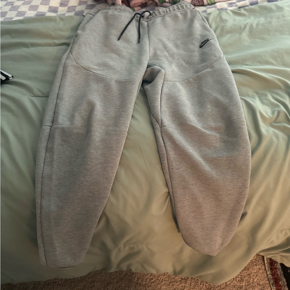 Women’s Nike tech sweat pants.